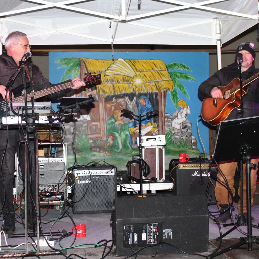 Bild enthält, Group Performance, Music Band, Musical Instrument, Person, Guitar, Adult, Male, Man, Stage, Concert