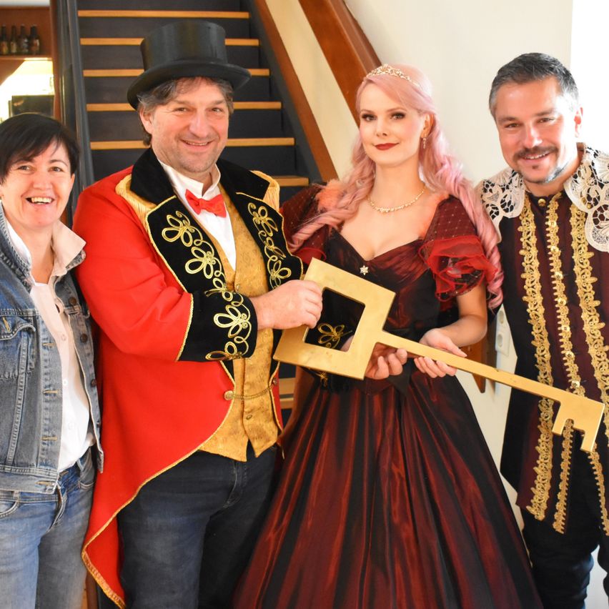 Bild enthält, Coat, Jacket, Pants, Costume, Person, Dress, Jeans, Fashion, Adult, Man