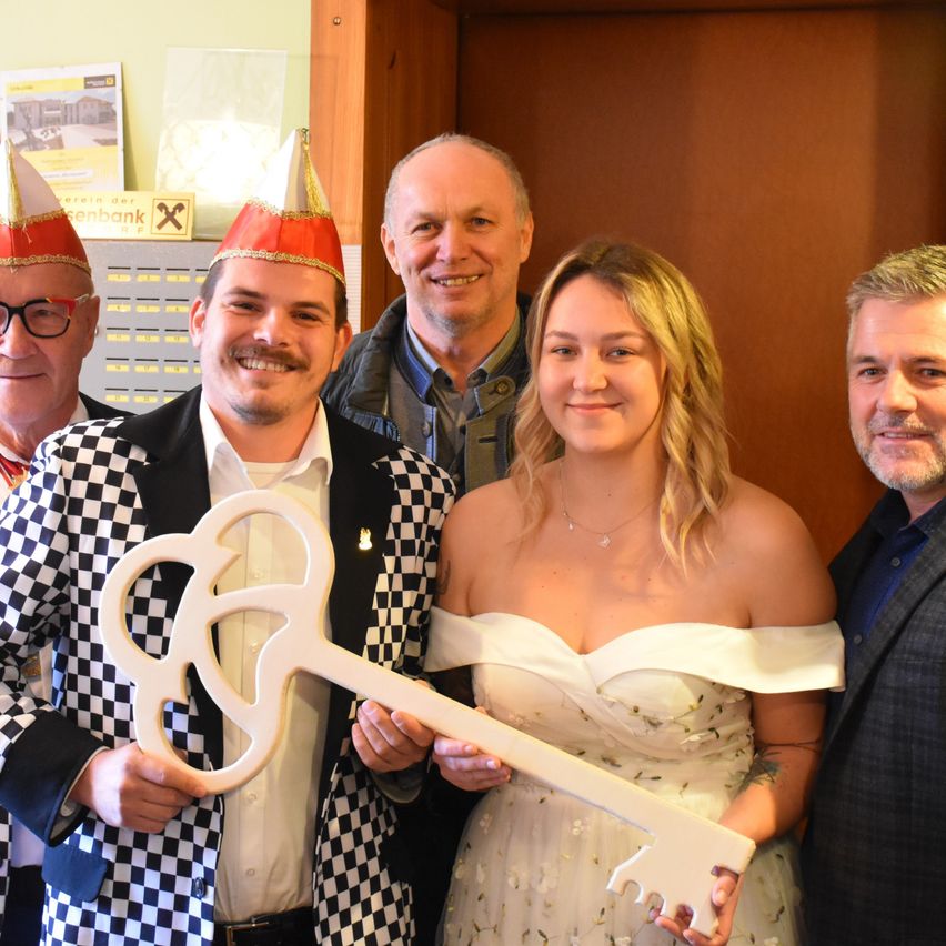 Bild enthält, Hat, Adult, Bride, Female, Person, Woman, Male, Man, Dress, Formal Wear