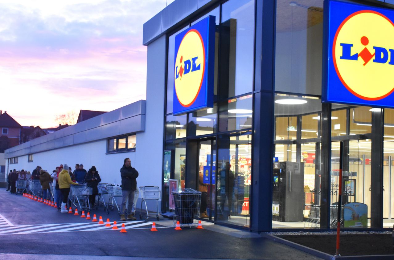 Bild enthält, Road, Tarmac, Architecture, Building, Person, Airport, City, Walking, Urban, Shop