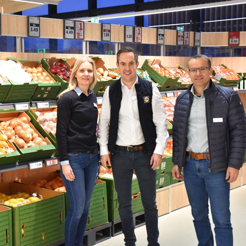 Bild enthält, Pants, Jeans, Jacket, Adult, Male, Man, Person, Female, Woman, Shop