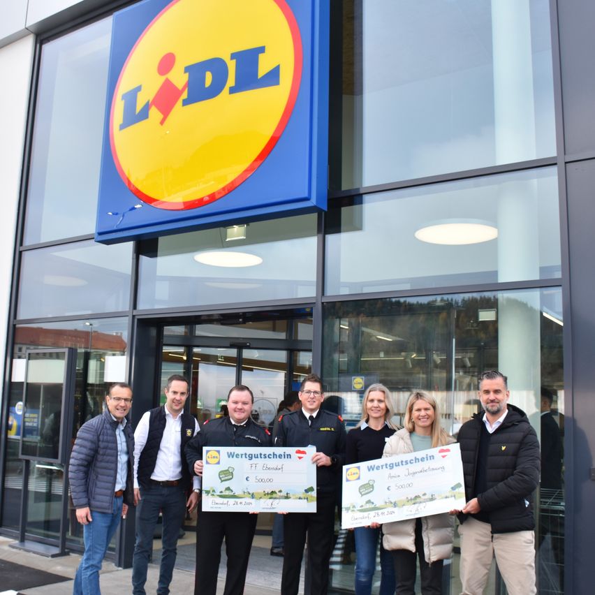 Bild enthält, Building, Pants, Jeans, Adult, Female, Person, Woman, Male, Man, Jacket