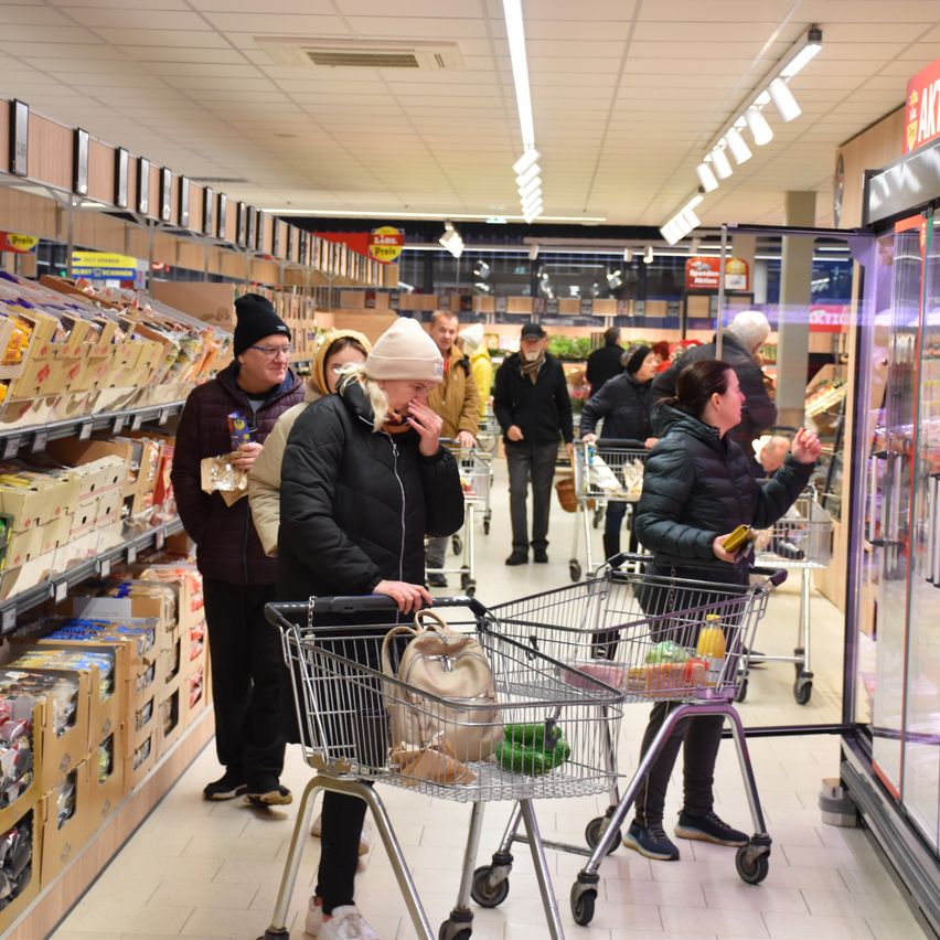 Bild enthält, Person, Shopping, Adult, Female, Woman, Building, Male, Man, Shop, Indoors