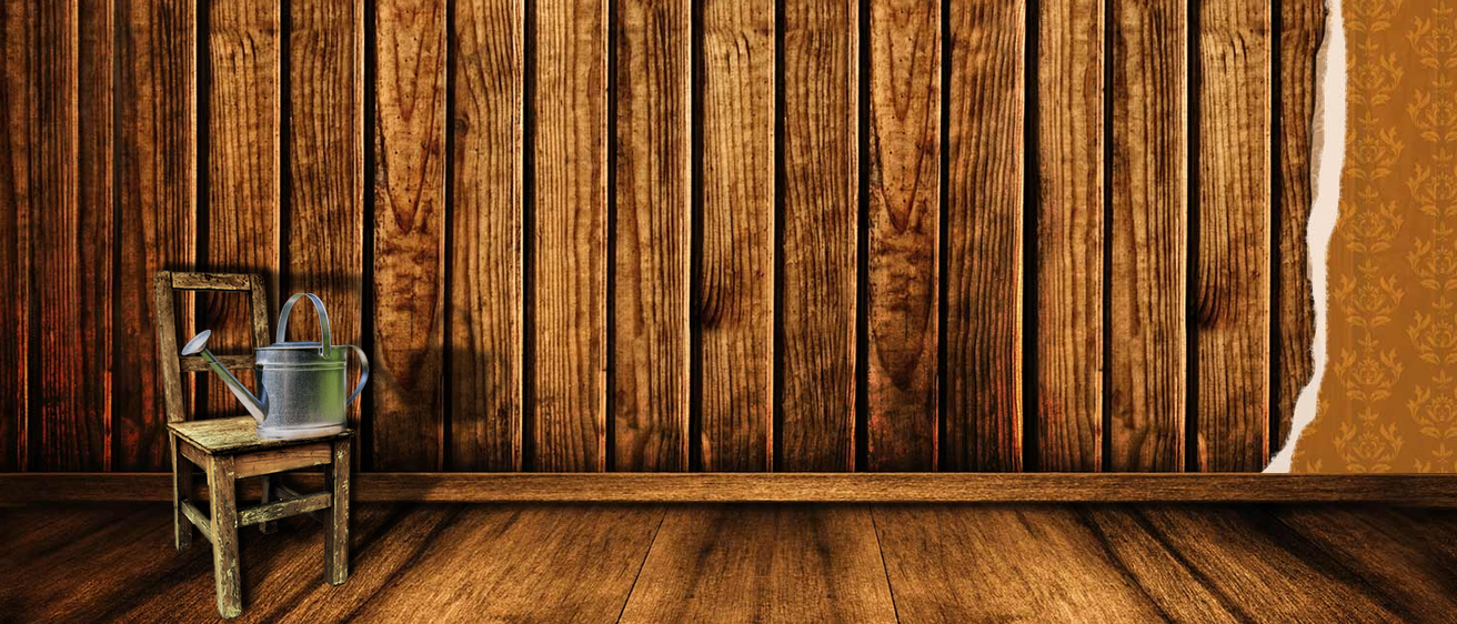 Eine Holzwand mit vertikalen Brettern, die natürliche Maserung und Textur zeigt, mit einem sauberen Holzboden darunter.