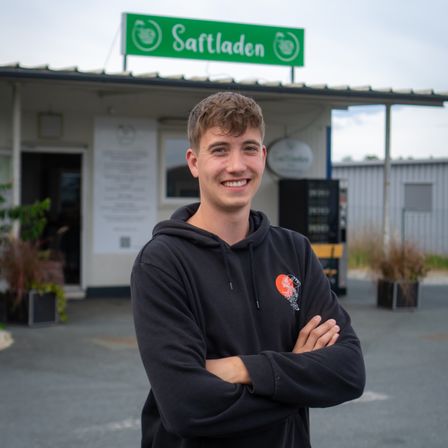 Bild enthält, Long Sleeve, Sleeve, Finger, Person, Knitwear, Sweater, Sweatshirt, Jacket, T-Shirt, Face