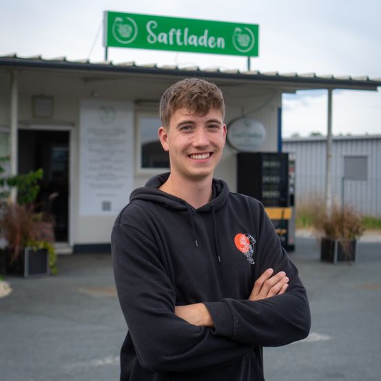 Bild enthält, Long Sleeve, Sleeve, Finger, Person, Knitwear, Sweater, Sweatshirt, Jacket, T-Shirt, Face