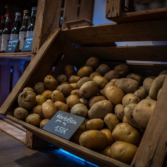 Bild enthält, Shelf, Food, Potato, Produce, Wood, Liquor, Bottle, Box, Crate, Wine