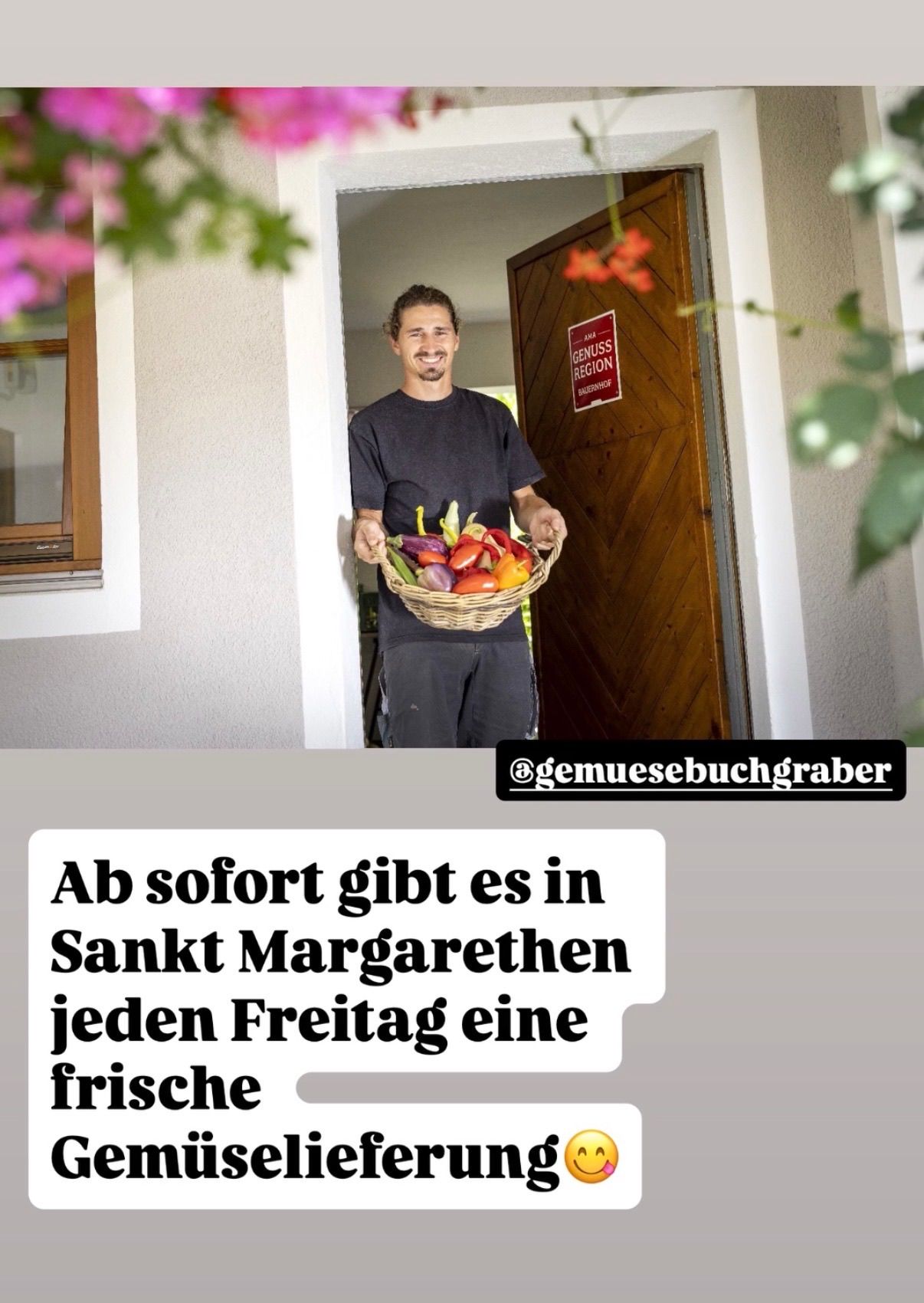 Ein Mann steht vor einer Tür, lächelt und hält einen Korb mit Gemüse. Ein Schild an der Tür sagt 'Genuss Region'. Unten steht eine Nachricht auf Deutsch: 'Ab sofort gibt es in Sankt Margarethen jeden Freitag eine frische'.