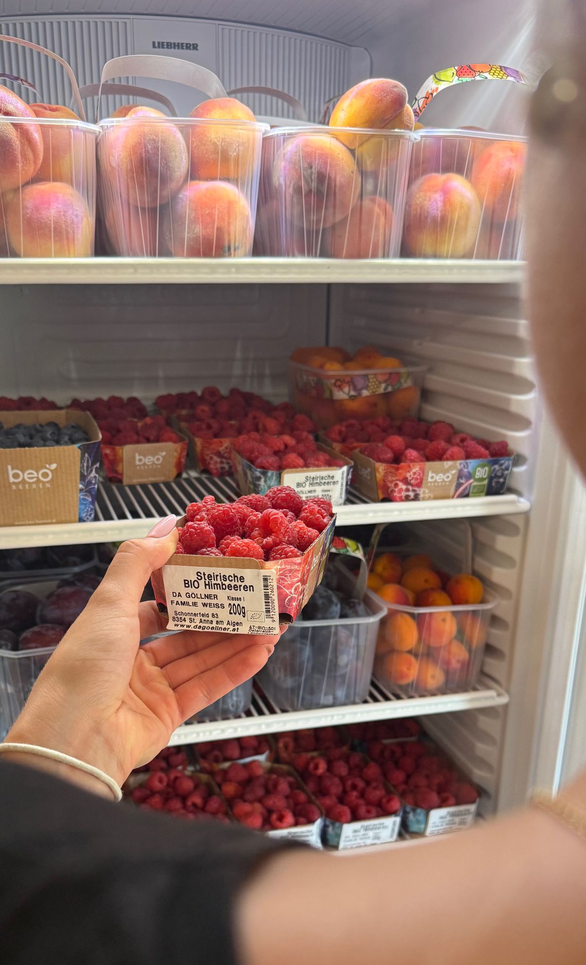Himbeeren, Pfirsiche und Aprikosen in einem Kühlschrank in Österreich