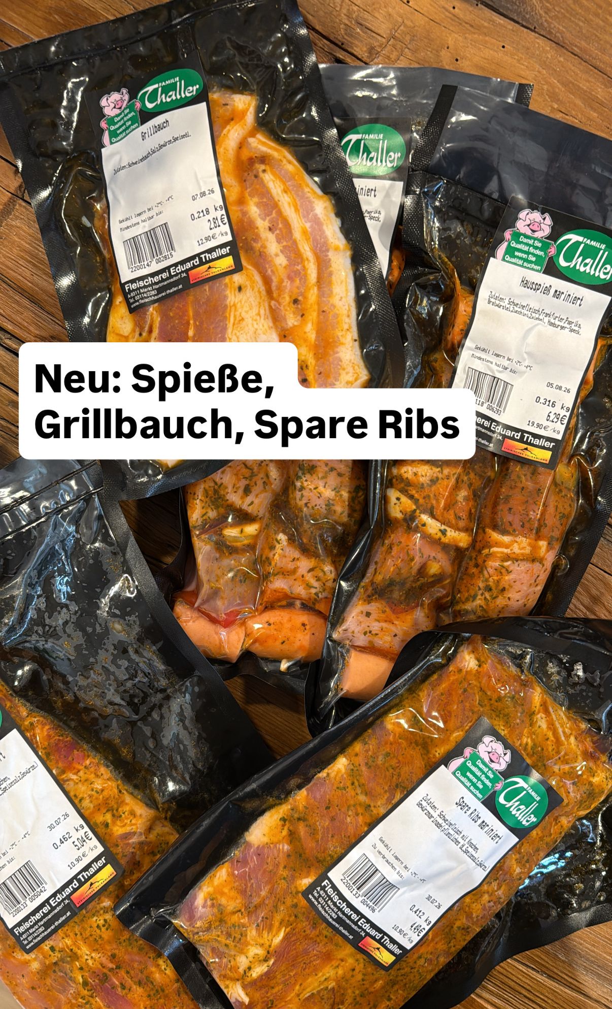 Mehrere vakuumverpackte Packungen marinierter Fleischprodukte, einschließlich Spareribs, sind auf einer Holzoberfläche ausgestellt. Die Packungen sind mit Namen wie 'Spiebe' und 'Grillbauch' beschriftet. Das Bild hat einen weißen Rand und Textüberlagerung.