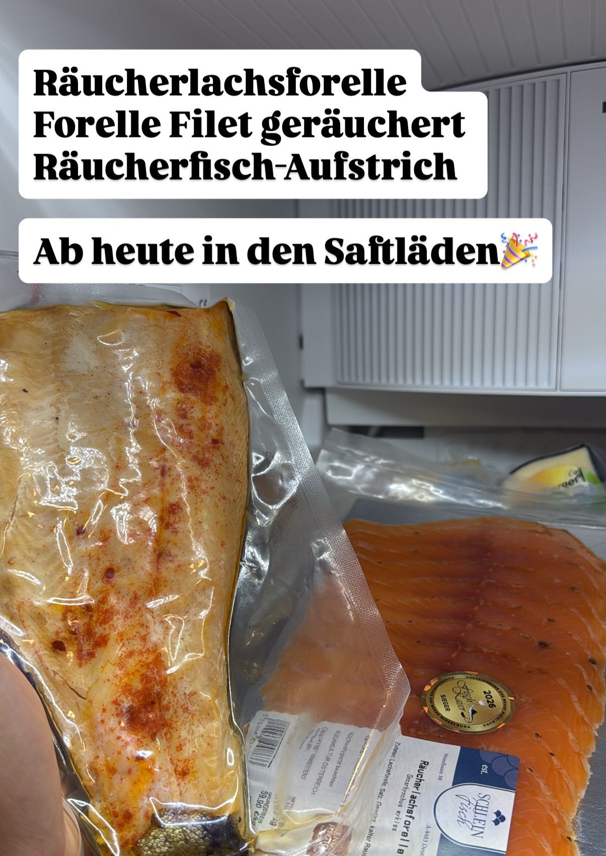 Heute ist geräucherter Fisch-Aufstrich im Laden erhältlich. Ein Teil des geräucherten Fisches wird in der Hand mit Plastikfolie gehalten. Ein anderes Stück befindet sich auf dem Tisch.