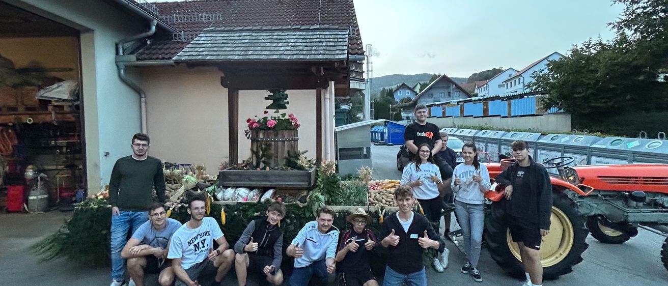 Bild enthält, Urban, People, Person, Nature, Outdoors, Adult, Male, Man, Jeans, Teen