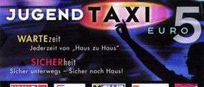 Ein Poster für Jugend Taxi, das einen 5 Euro Tarif während der Wartezeit anbietet. Es betont die Sicherheit auf der Straße und zu Hause. Das Poster zeigt eine Silhouette einer Hand, die auf ein leuchtendes Logo zeigt.