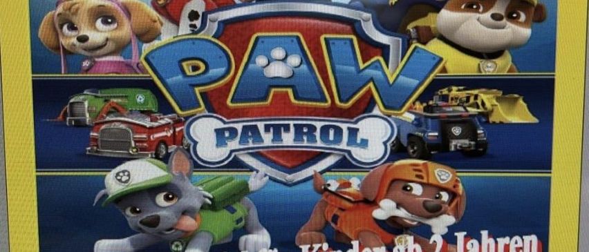 Plakat für Paw Patrol-Veranstaltung mit animierten Charakteren, darunter ein Hund, ein Auto und eine Polizeimütze. Es ist ein Puppenspiel für Kinder ab 2 Jahren, geplant für Mittwoch um 16 Uhr in Grafenschachen.