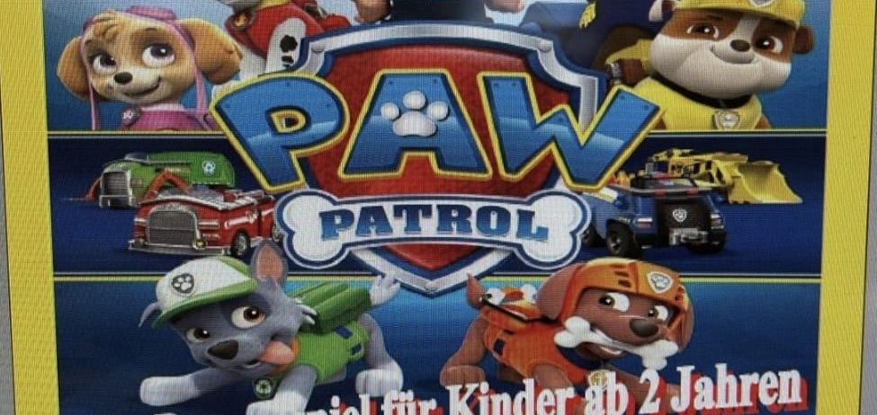 Plakat für Paw Patrol-Veranstaltung mit animierten Charakteren, darunter ein Hund, ein Auto und eine Polizeimütze. Es ist ein Puppenspiel für Kinder ab 2 Jahren, geplant für Mittwoch um 16 Uhr in Grafenschachen.