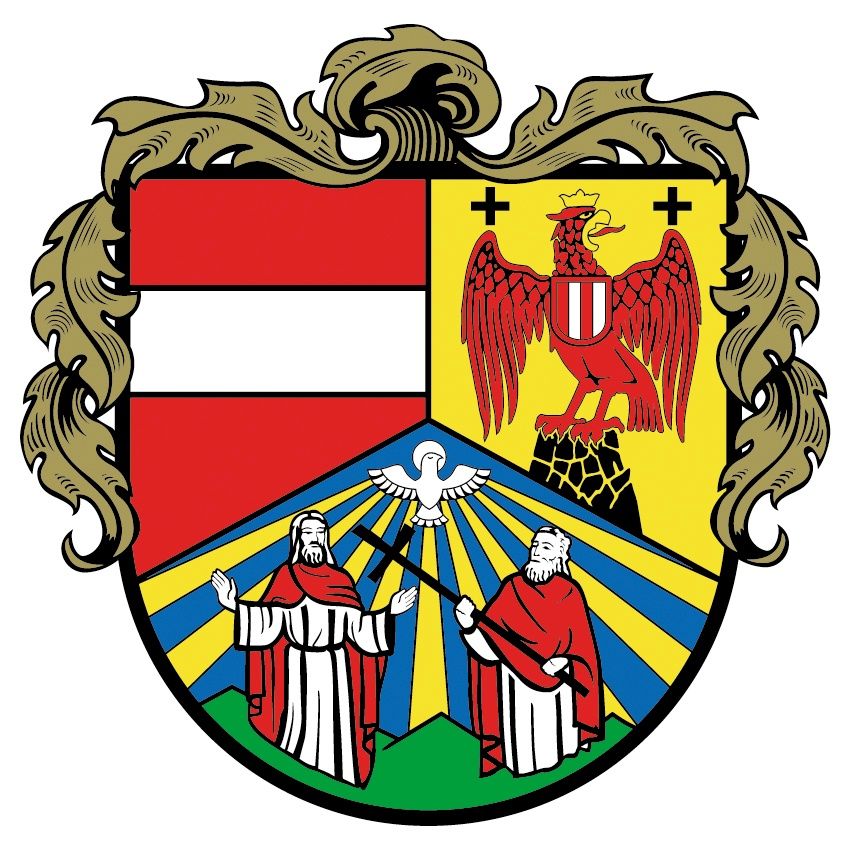 Das Wappen zeigt einen gespaltenen Schild: ein roter Adler auf gelbem Grund, zwei Heilige in roten Gewändern und eine Taube mit einem Kreuz über ihnen.