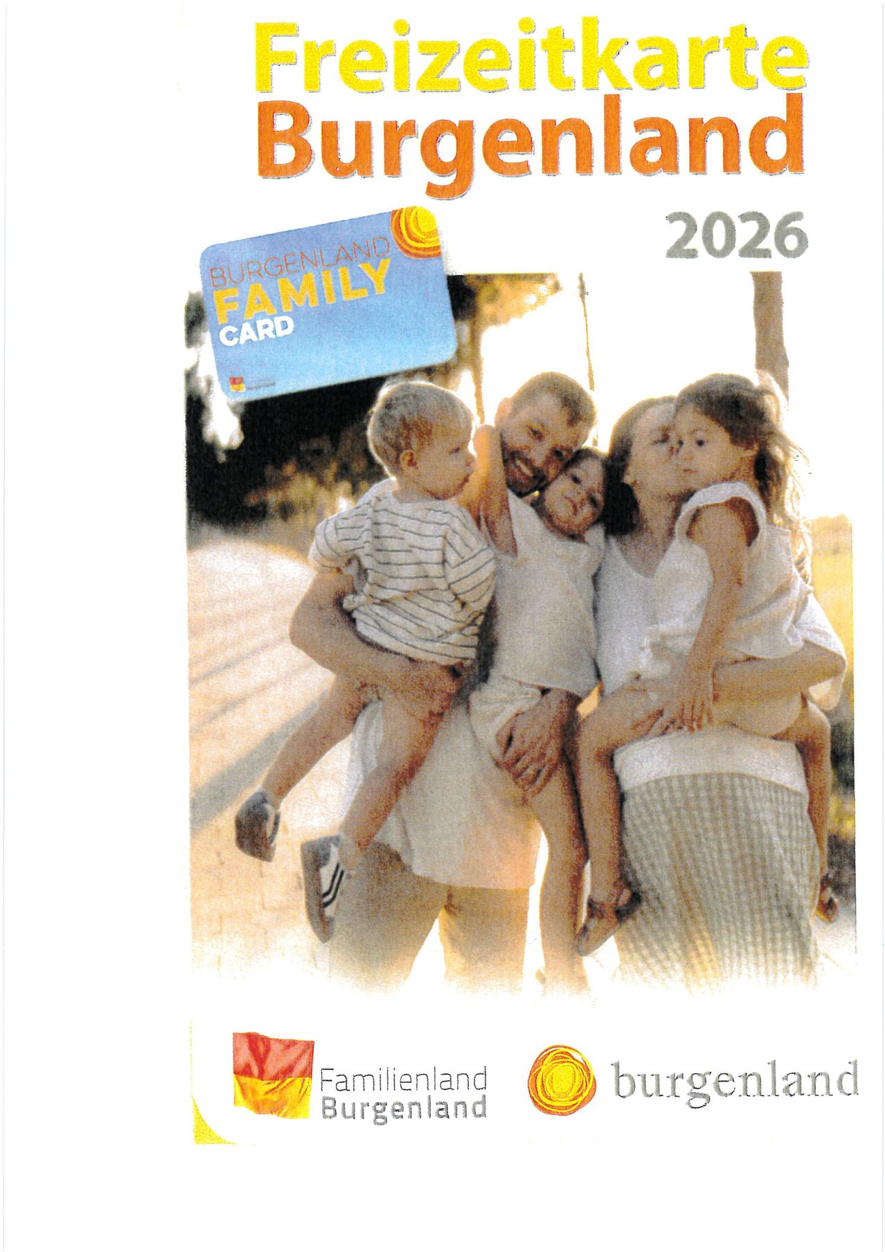 Eine vierköpfige Familie, einschließlich zweier Kinder, steht eng beieinander. Der Vater hält ein Baby auf seiner linken Schulter, und die Mutter hält ein Kind auf ihrer rechten. Das Bild hat eine blaue Karte mit dem Text Burgenland Family Card und dem Jahr 2026.