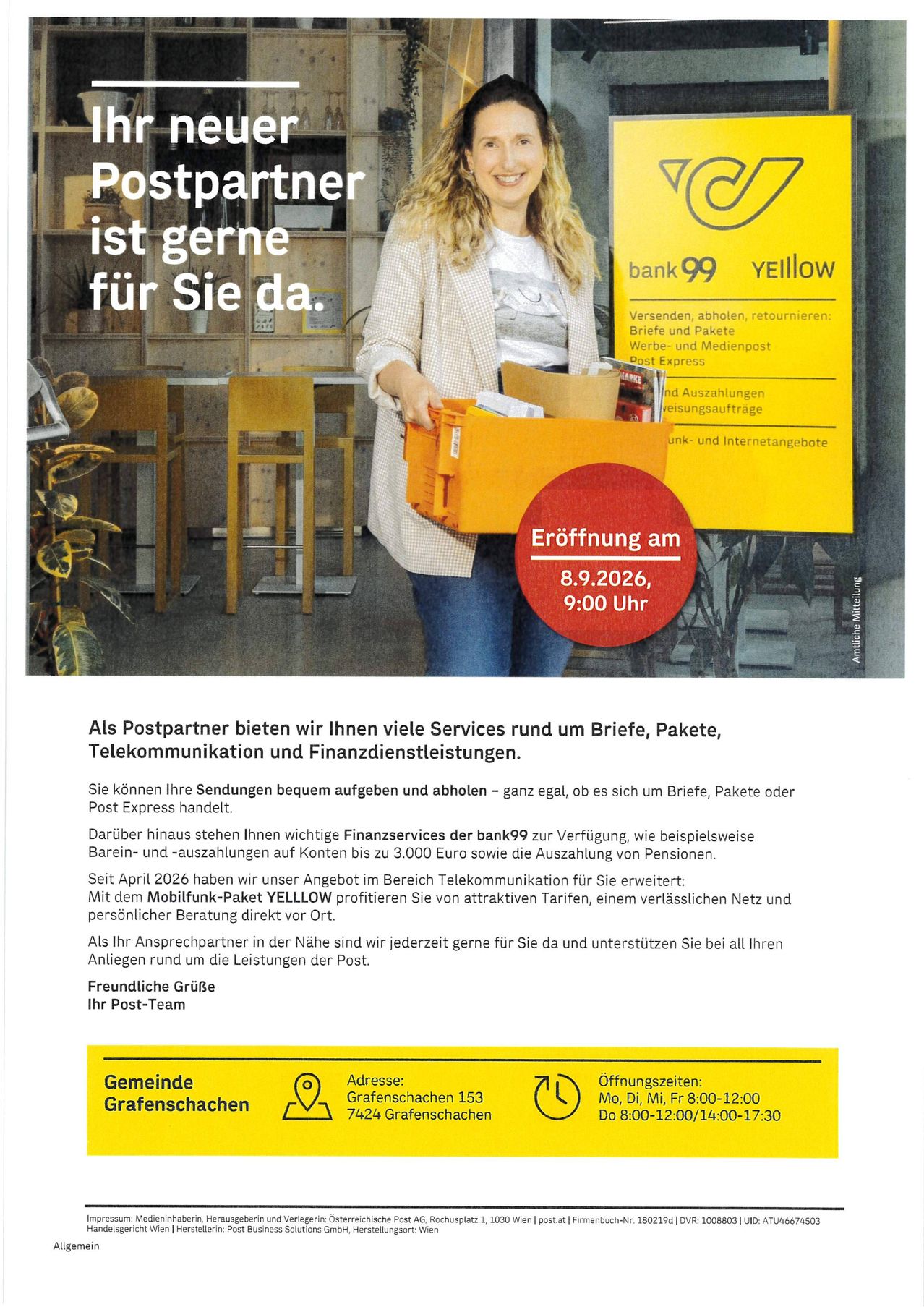 Eine Frau hält eine Box mit einem gelben Schild, auf dem 'Eroffnung am 8.9.2026, 9:00 Uhr' steht. Das Bild zeigt auch einen Tisch mit Stühlen, eine Pflanze und ein Regal mit Gegenständen. Der Text auf dem Schild und im Bildhintergrund ist auf Deutsch.