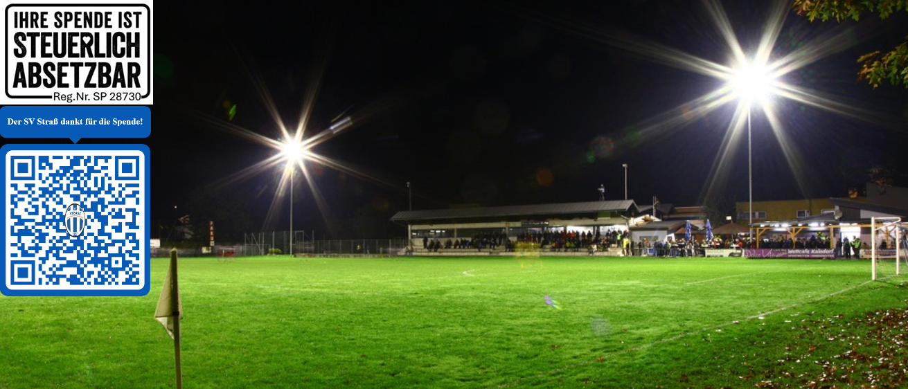 Ein Fußballfeld mit hellen Lichtern, die die Nacht erhellen, mit Leuten auf den Tribünen, die zuschauen.