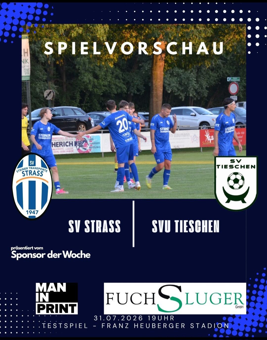 Ein Fußballspiel zwischen SV Strass und SVU Tieschen. Spieler in blauen Trikots feiern auf dem Feld. Das Bild enthält Logos und Sponsoren.