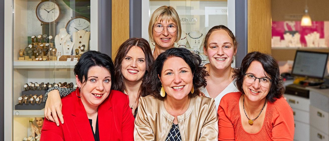 Bild enthält, People, Person, Adult, Female, Woman, Head, Face, Groupshot, Monitor, Happy