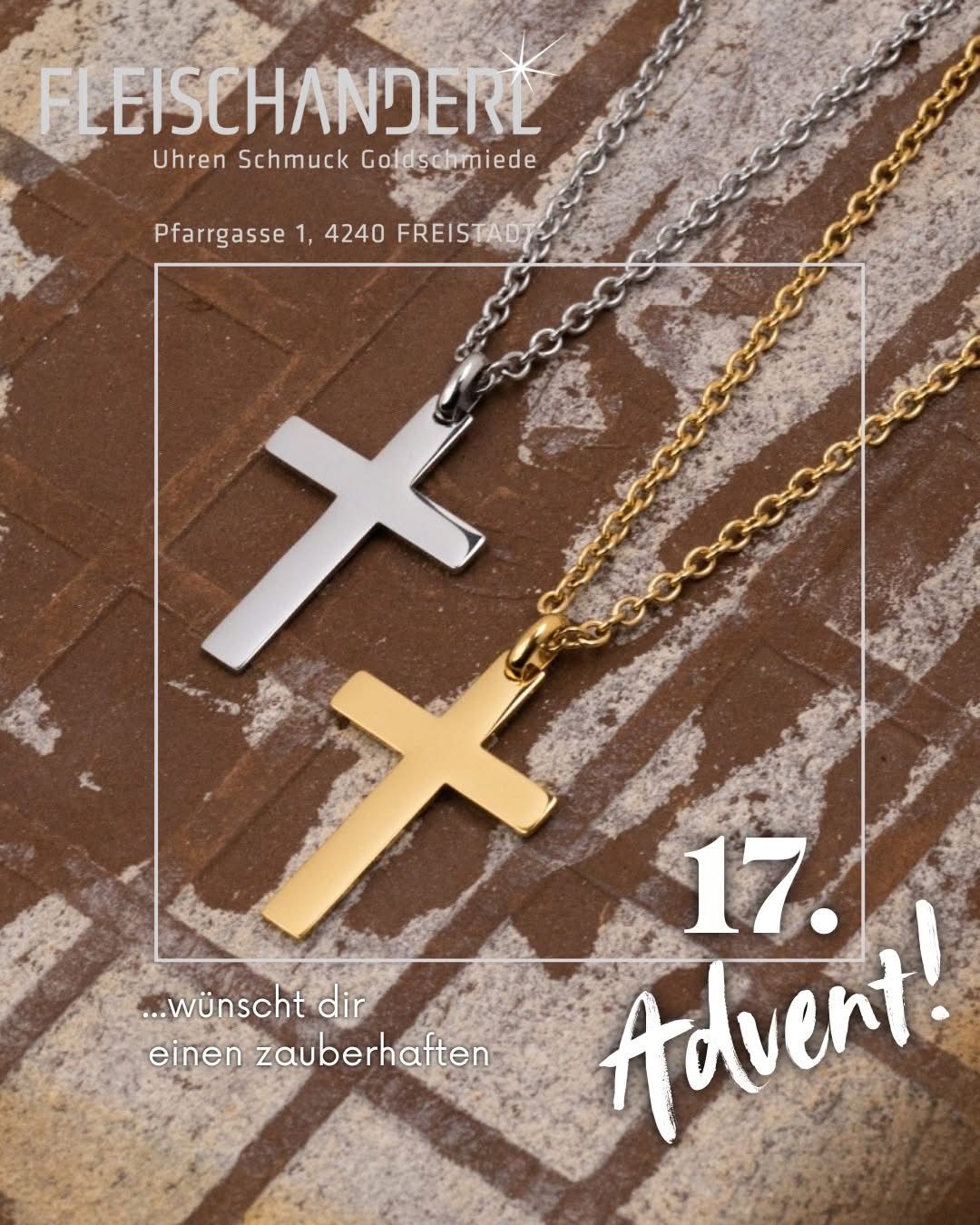 Zwei goldene Kreuzanhänger, einer silbern und einer golden, an Ketten vor einem Ziegelhintergrund. Der Text lautet '17 Advent!' und '...wünscht dir'. Die Adresse ist Pfarrgasse 1, 4240 Freistadt.