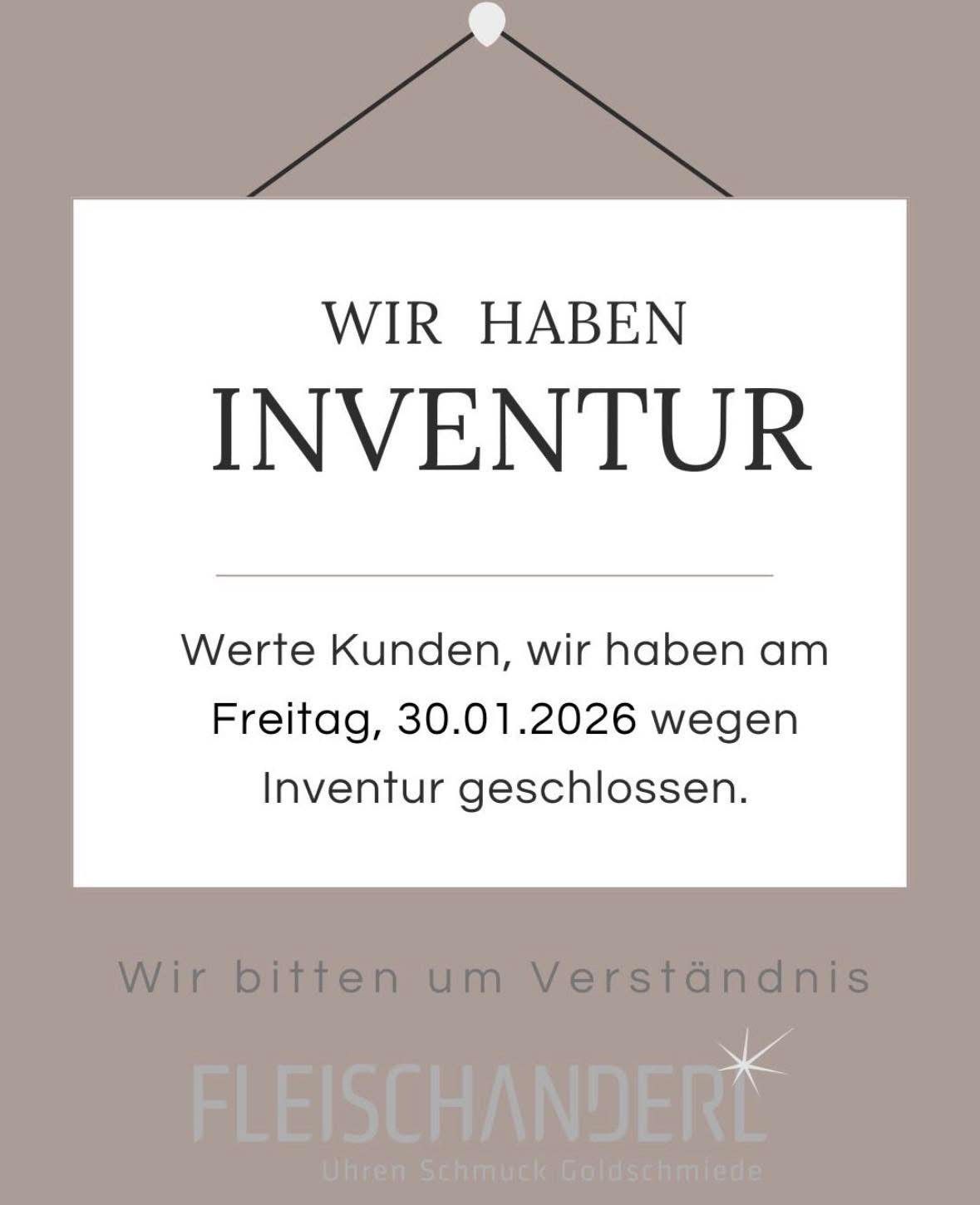 Ein weißer Schild mit schwarzem Text sagt: 'Wir haben Inventur. Liebe Kunden, wir haben am Freitag, 30.01.2026 wegen Inventur geschlossen. Wir bitten um Verständnis.' Darunter befindet sich ein Logo.