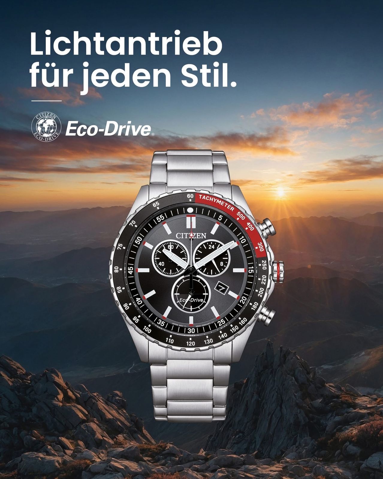 Eine silberne Citizen Eco-Drive Uhr vor einem Gebirgssonnenuntergang. Das Zifferblatt zeigt einen Tachymeter, Datum und Eco-Drive-Marke.