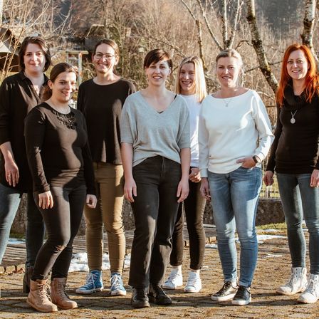 Bild enthält, Pants, Groupshot, Person, People, Jeans, Smile, Adult, Female, Woman, Shoe