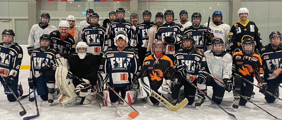 Bild enthält, People, Person, Glove, Helmet, Adult, Male, Man, Ice Hockey Stick, Field Hockey Stick, Shoe