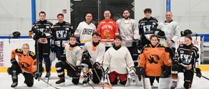 Bild enthält, People, Person, Glove, Team, Adult, Male, Man, Helmet, Boy, Child