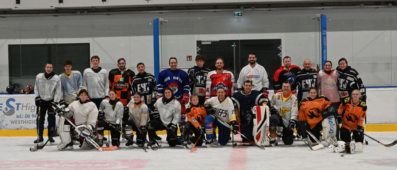 Bild enthält, People, Person, Team, Clothing, Glove, Footwear, Shoe, Field Hockey Stick, Hockey, Sport