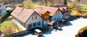 Bild enthält, Outdoors, Architecture, Building, Housing, Driveway, House, Aerial View, Car, Vehicle, Moving Van