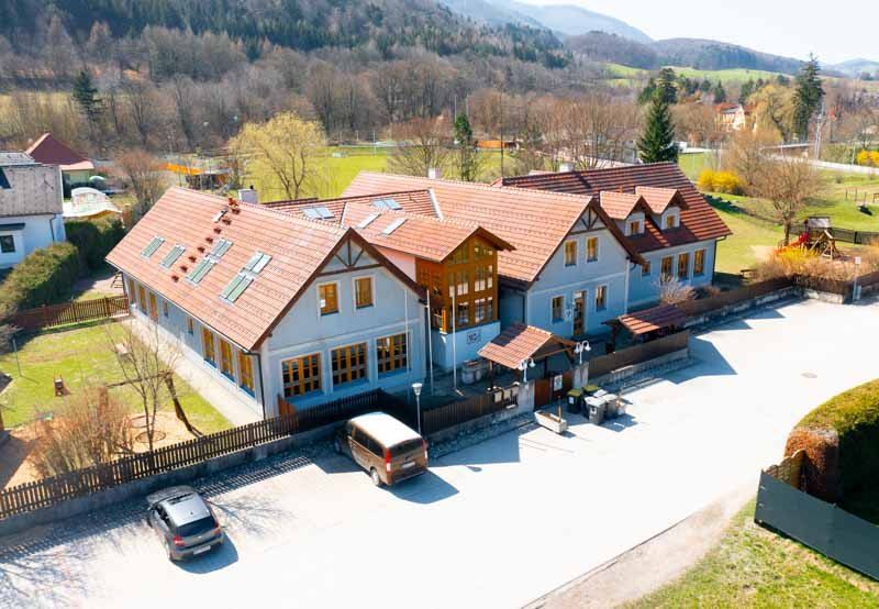 Bild enthält, Outdoors, Architecture, Building, Housing, Driveway, House, Aerial View, Car, Vehicle, Moving Van