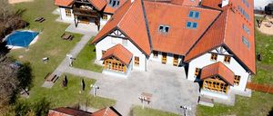 Bild enthält, Architecture, Building, Outdoors, Housing, Aerial View, House, Driveway
