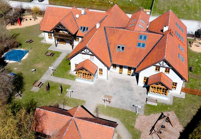 Bild enthält, Architecture, Building, Outdoors, Housing, Aerial View, House, Driveway
