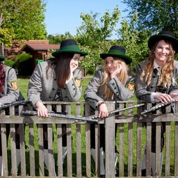 Bild enthält, Hat, Fence, Person, Adult, Female, Woman, People, Grass, Portrait, Outdoors