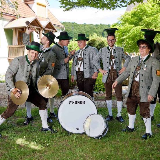 Bild enthält, People, Person, Boy, Male, Teen, Adult, Man, Coat, Music Band, Musical Instrument