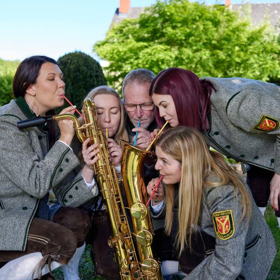 Bild enthält, Group Performance, Music Band, Musical Instrument, Musician, Person, People, Face, Glasses, Flugelhorn, Saxophone