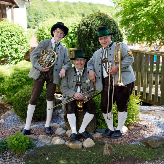 Bild enthält, People, Person, Portrait, Adult, Male, Man, Coat, Garden, Grass, Horn