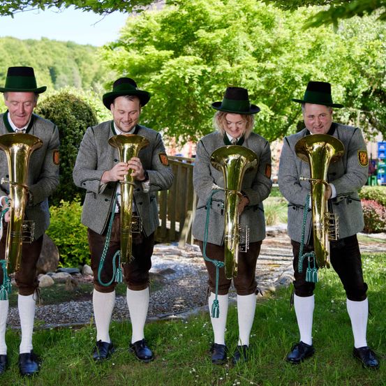 Bild enthält, People, Person, Group Performance, Music Band, Adult, Male, Man, Grass, Tuba, Coat