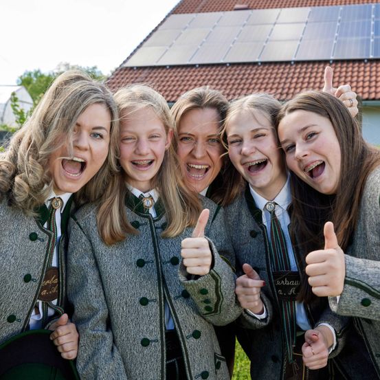 Bild enthält, Finger, Hand, Person, Head, Face, Adult, Female, Woman, Happy, Laughing