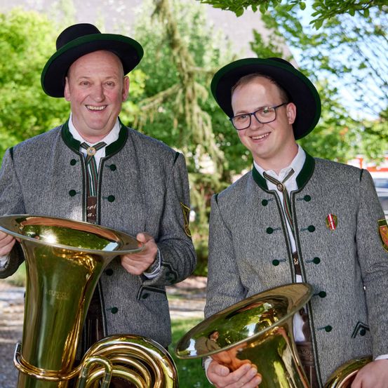 Bild enthält, Person, Photography, Portrait, Horn, Tuba, Adult, Male, Man, Coat, Hat