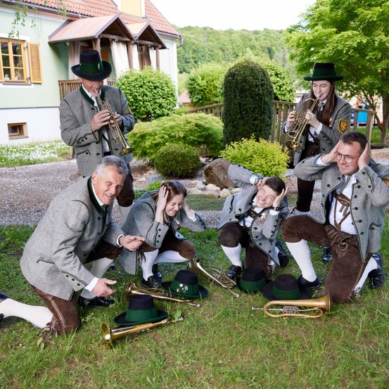 Bild enthält, Grass, Adult, Male, Man, Person, People, Face, Musical Instrument, Group Performance, Coat
