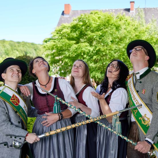 Bild enthält, People, Person, Adult, Female, Woman, Male, Man, Hat, Lady, Face