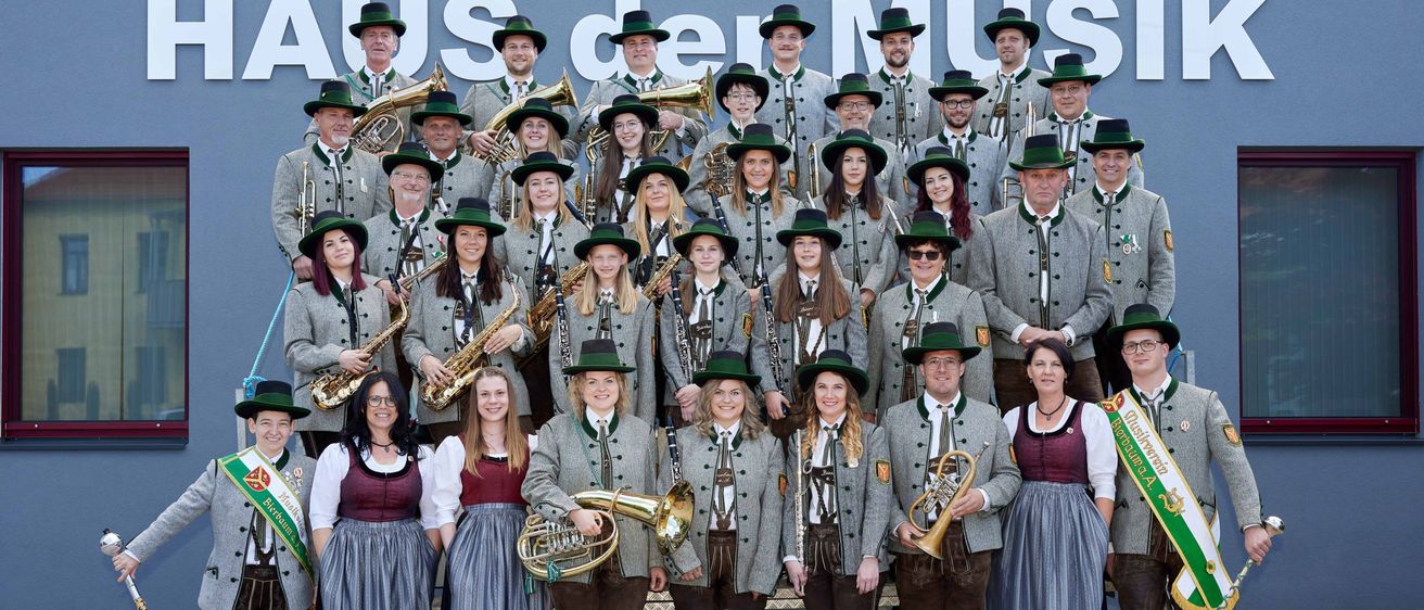 Bild enthält, People, Person, Group Performance, Music Band, Adult, Male, Man, Sword, Coat, Groupshot