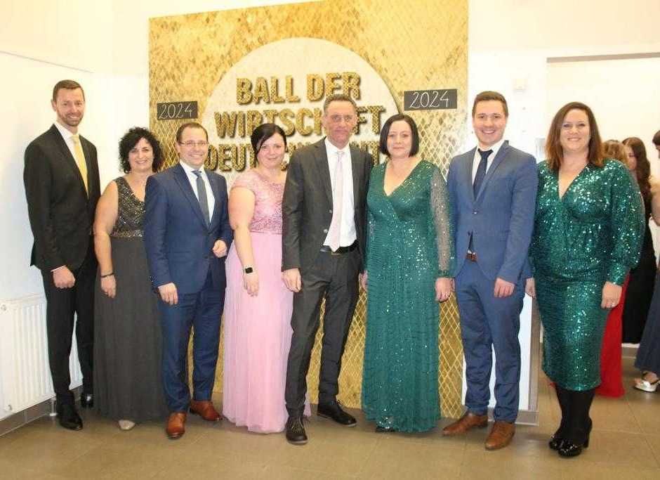 Bild enthält, Coat, Jacket, Blazer, Groupshot, Person, Formal Wear, Suit, Dress, People, Woman