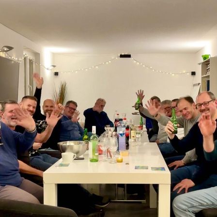 Bild enthält, Adult, Male, Man, Person, Fun, Party, Face, Celebrating