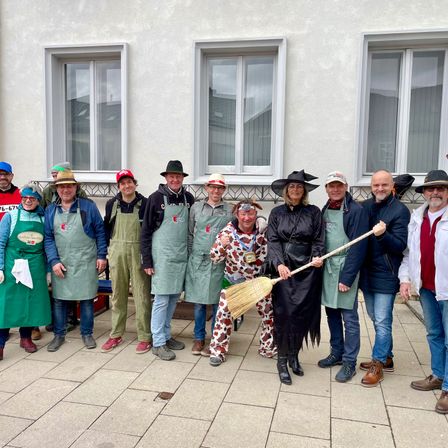 Bild enthält, Adult, Female, Person, Woman, Glove, People, Male, Man, Worker, Shoe