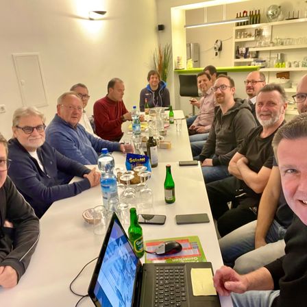 Bild enthält, People, Person, Table, Dining Table, Dining Room, Adult, Male, Man, Laptop, Glasses